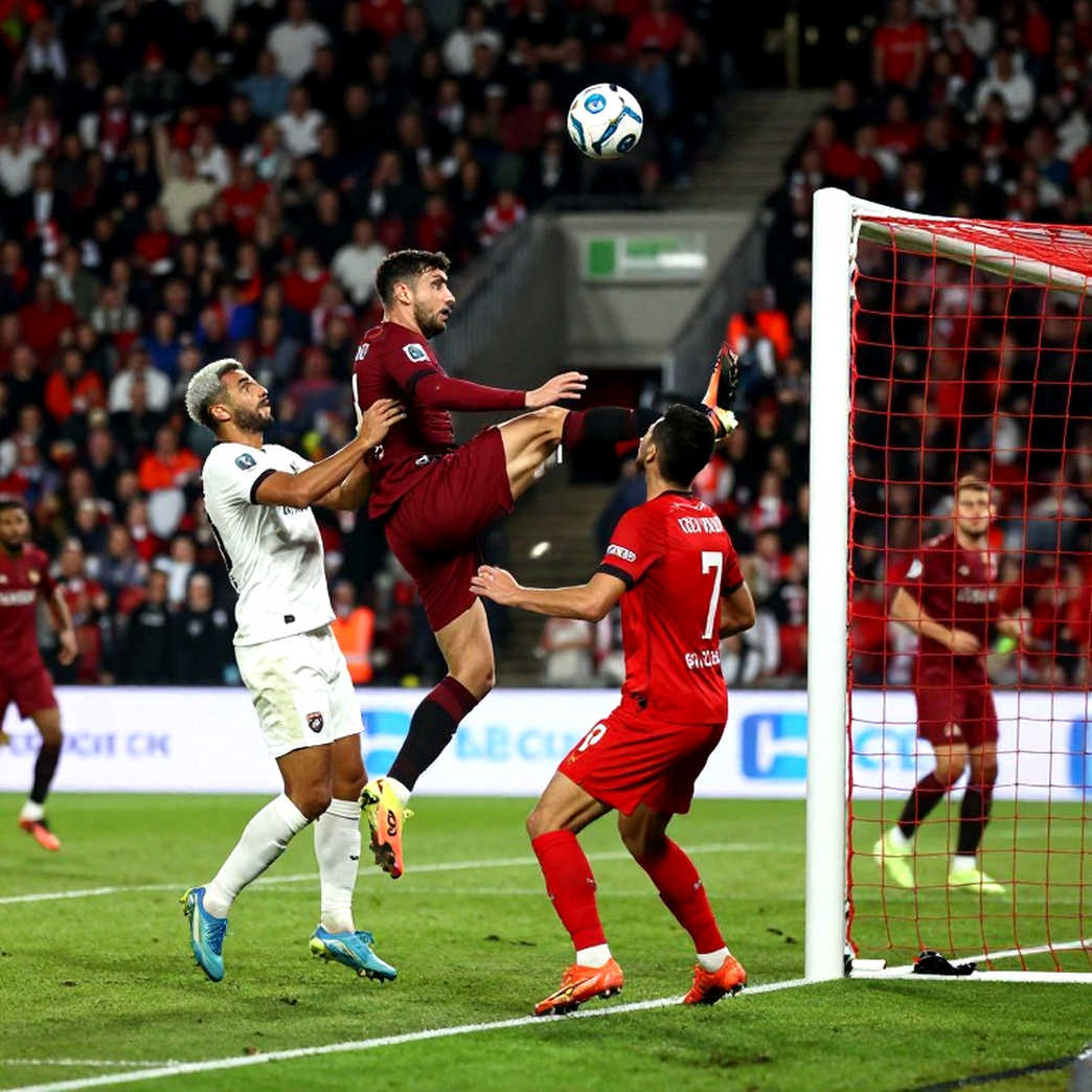 Bàn tay sau lưng ở Debrecen: hồ sơ quản trị sau trận Ireland 3-0 Israel Bàn tay sau lưng ở Debrecen: hồ sơ quản trị sau trận Ireland 3-0 Israel